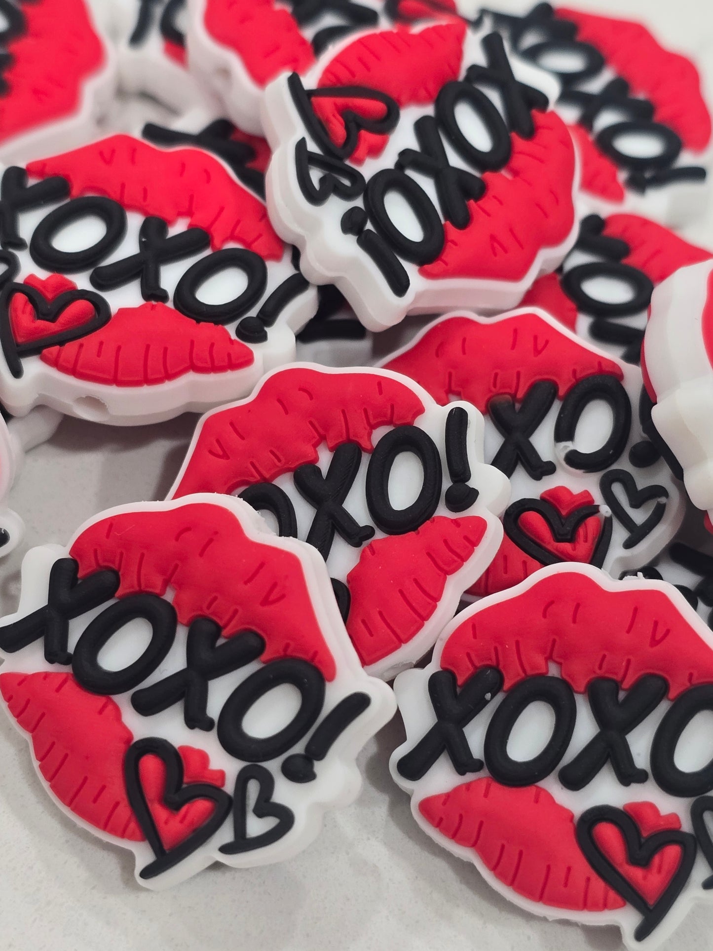 Focal Beads Lips xoxo