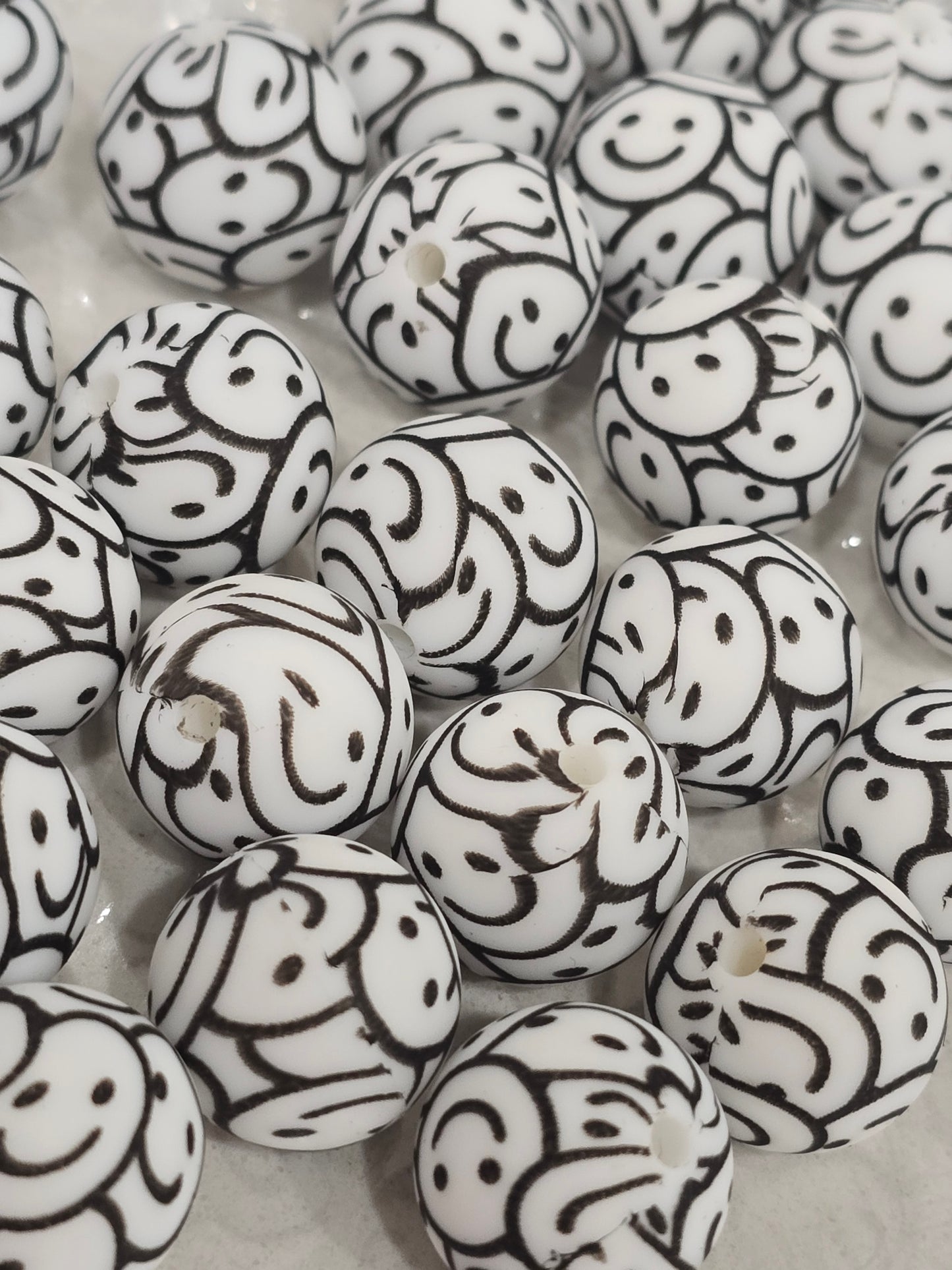 15mm Silicon beads smiley black and white