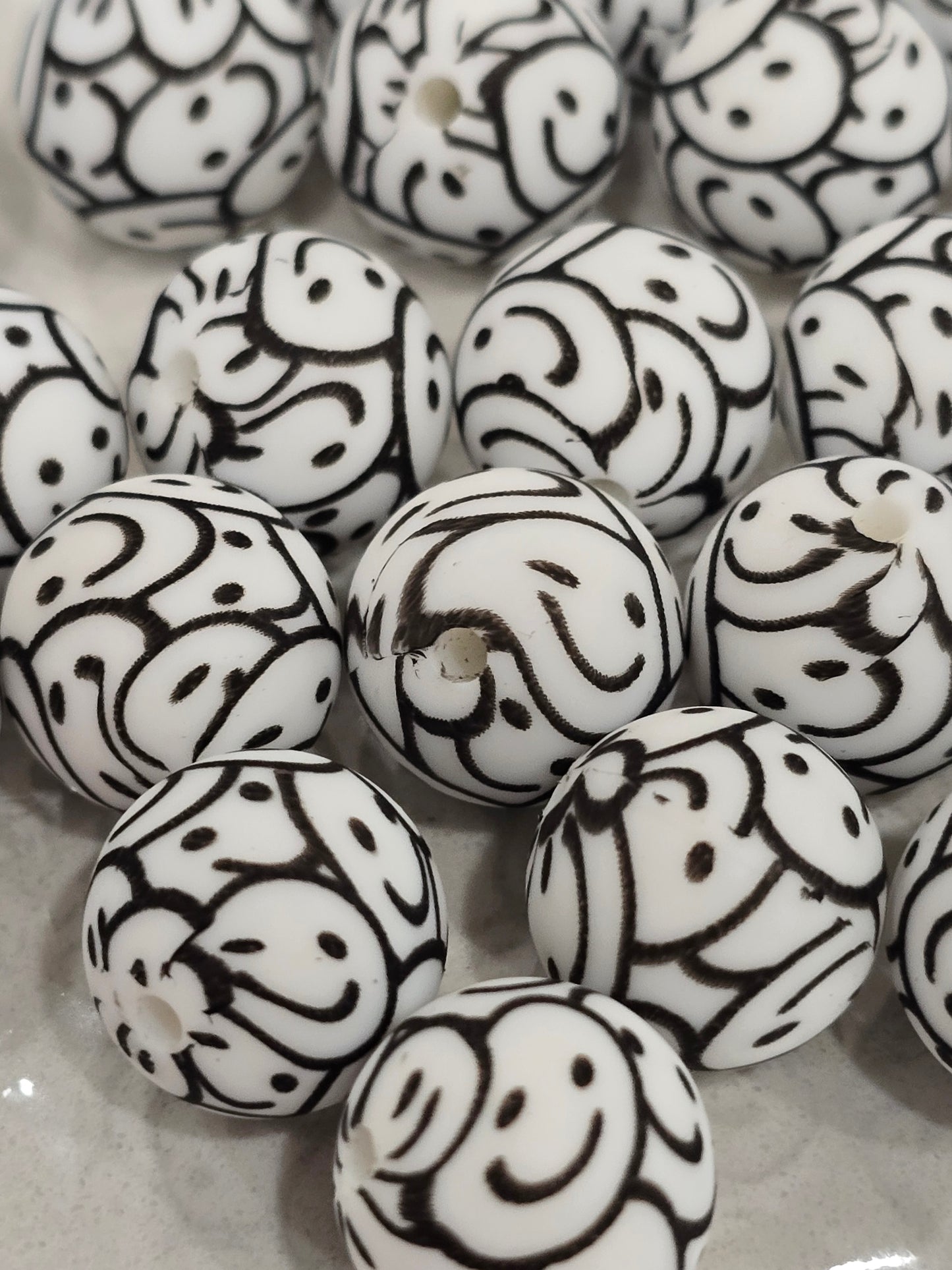 15mm Silicon beads smiley black and white